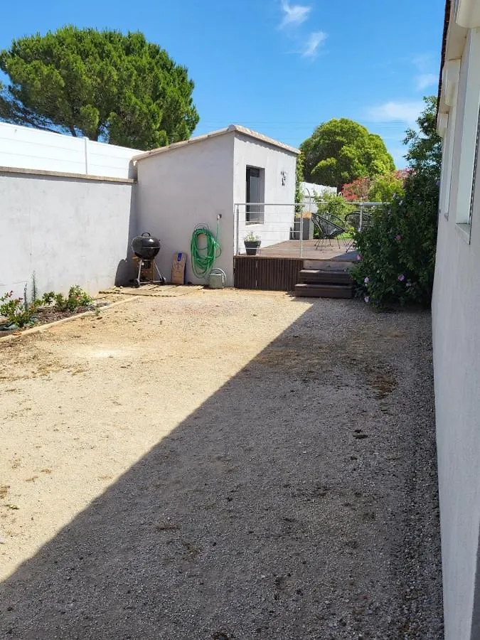 Holiday home Maison Climatisee Avec Piscine Entre Alpilles Et Camargue Arles